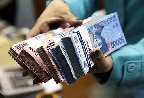 资本向来嗅觉灵敏，杀入印尼市场的不止我来贷、印飞科技这类新兴金融科技公司，也有如平安集团这类的传统金融巨头，可以预见的是，“中国队”未来规模将持续扩大。同时，有媒体统计，在印尼谷歌商店金融类前50个APP中，有30多个是现金贷和分期类APP，其中中国背景的APP占到了七成，也就是说至少有三十多家国内消费金融APP已经进驻印尼市场，按这样的势头发展，年底之前超过一百家或有可能。