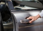 车钥匙被锁在车内开不了车门，怎么办?